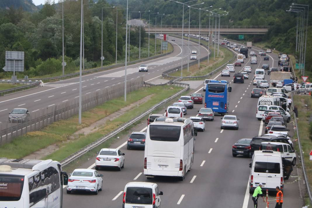 Bolu geçişi resmen kilit! Tatilciler yola çıktı. Her geçen dakika artıyor - Resim: 2